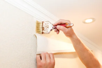 Pose de papier peint au Liège — revêtements muraux et toiles de verre